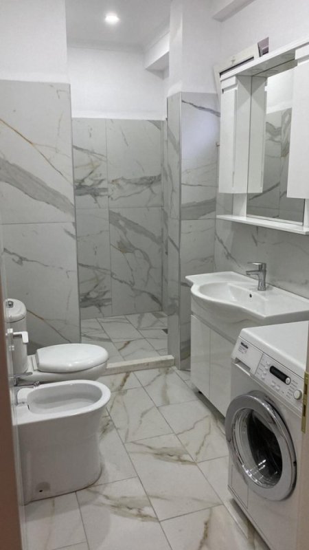 Tirane, jepet me qera apartament 1+1 Kati 1, 60 m² 400 € (kinostudio , porcelan)