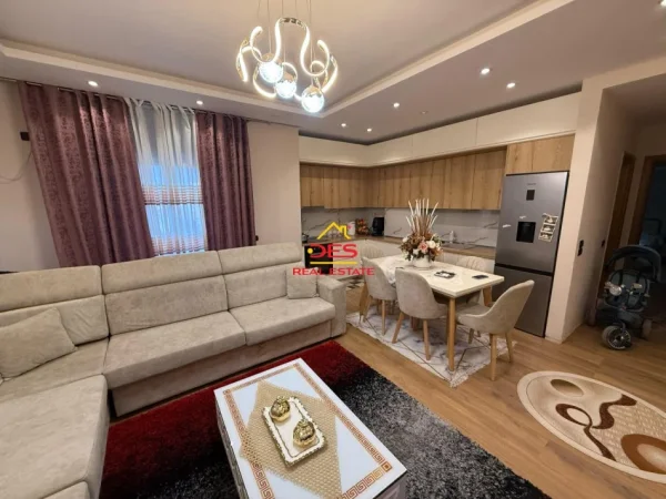 Vlore, shitet apartament 2+1+Ballkon Kati 6, 78 m² 115.000 € (Rruga Gjergj Kastrioti)