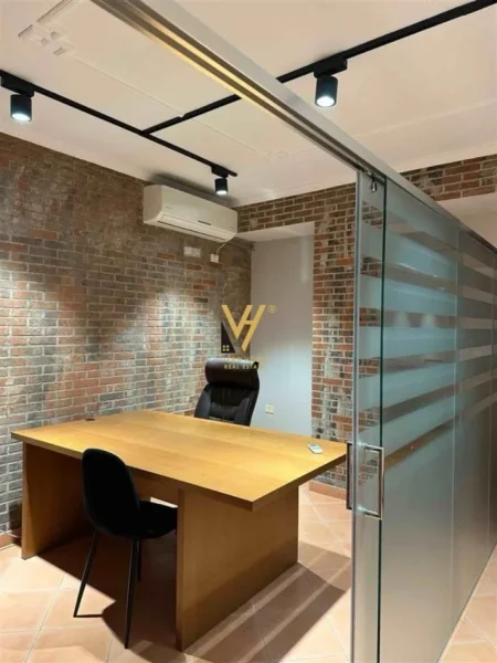 Tirane, jepet me qera zyre Kati 6, 75 m² 700 € (STACIONI I TRENIT)