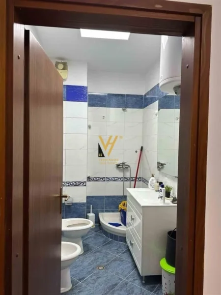 Tirane, jepet me qera zyre Kati 6, 75 m² 700 € (STACIONI I TRENIT)