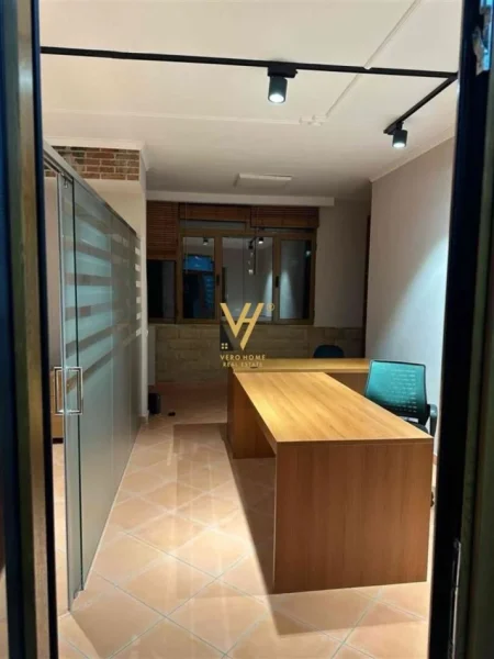 Tirane, jepet me qera zyre Kati 6, 75 m² 700 € (STACIONI I TRENIT)