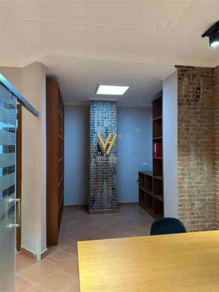 Tirane, jepet me qera zyre Kati 6, 75 m² 700 € (STACIONI I TRENIT)