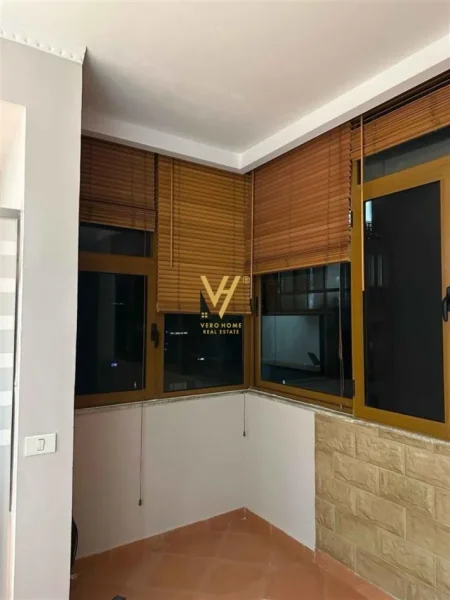 Tirane, jepet me qera zyre Kati 6, 75 m² 700 € (STACIONI I TRENIT)