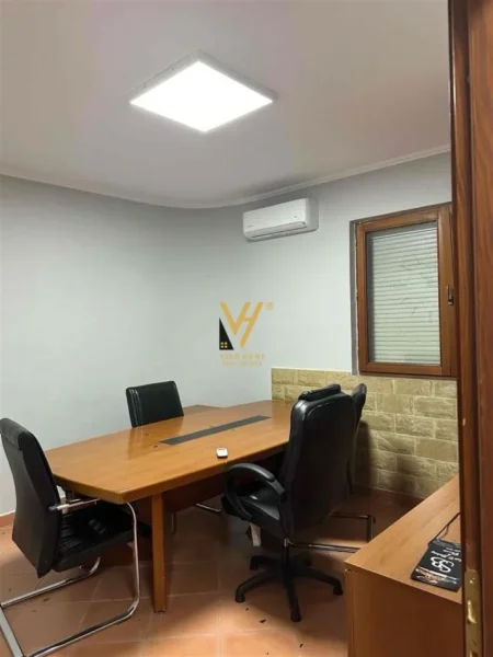 Tirane, jepet me qera zyre Kati 6, 75 m² 700 € (STACIONI I TRENIT)