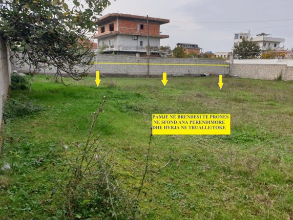 Tirane, Shitet Truall , sipërfaqe 500 m², Cmimi  55'000 € , në krahun e djathtë të Autostradës Tiranë-Durrës, në rrugën dytësore drejtimi i QTU-së, me kthim djathtas tek Skoda & Porsche Albania, rrethe 500m larg, ose 250m mbrapa mobileri Ardenos, Fushë-Mëzes Tiranë