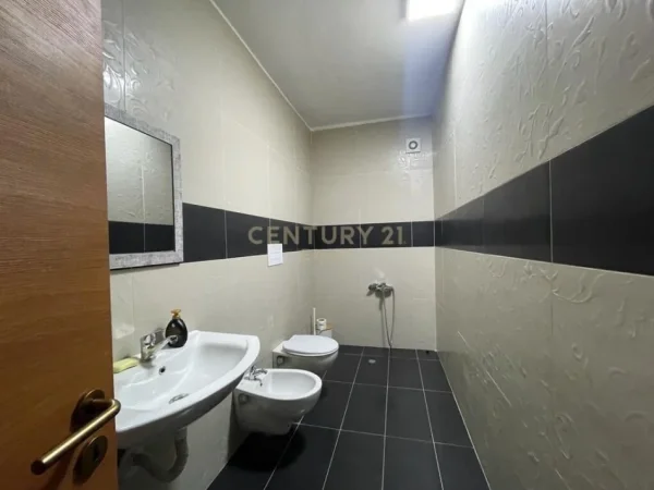 Tirane, jap me qera zyre , 167 m² 3.000 € (Ish Blloku)