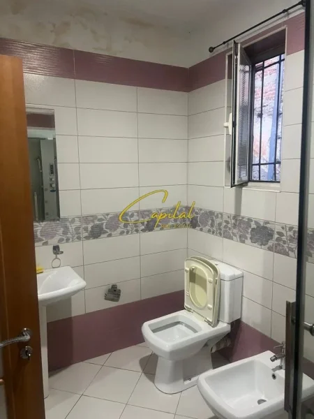 Tirane, jepet me qera apartament 3+1 Kati 1, 100 m² 700 € (SELVIA)