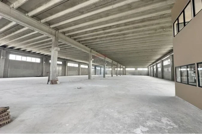 Durres, jepet me qera magazine Kati 0, 33.000 m² 10.000 € (Autostrada Dr-TR)