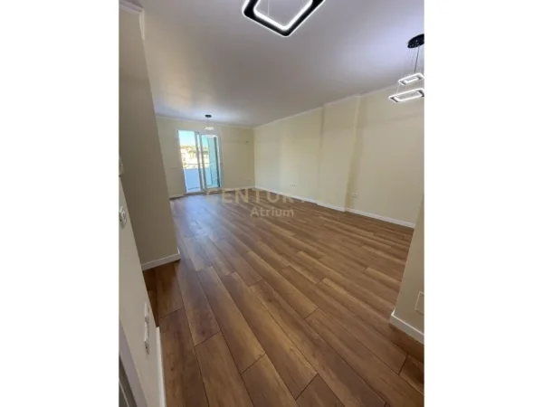 Tirane, shes apartament 2+1+2+VERANDE , 163 m² 255.000 € (Komuna e Parisit)