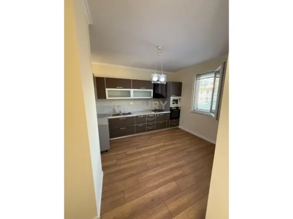 Tirane, shes apartament 2+1+2+VERANDE , 163 m² 255.000 € (Komuna e Parisit)