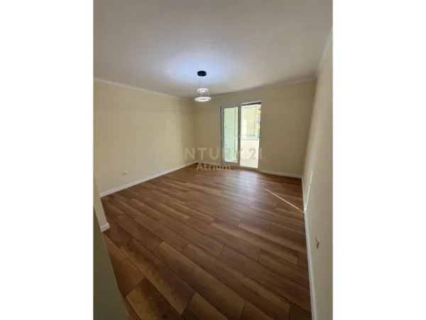 Tirane, shes apartament 2+1+2+VERANDE , 163 m² 255.000 € (Komuna e Parisit)