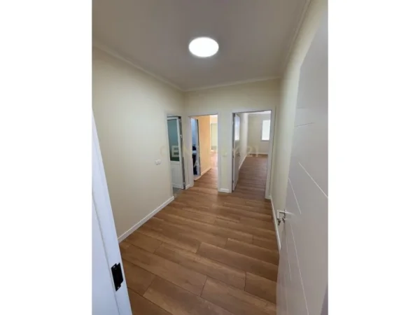 Tirane, shes apartament 2+1+2+VERANDE , 163 m² 255.000 € (Komuna e Parisit)