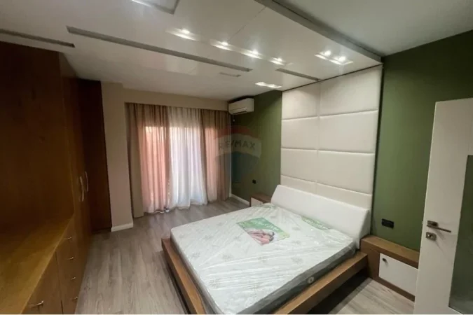 Tirane, jepet me qera apartament 1+1+Ballkon Kati 4, 88 m² 700 € 