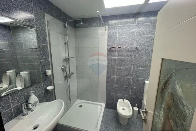 Tirane, jepet me qera apartament 1+1+Ballkon Kati 4, 88 m² 700 € 