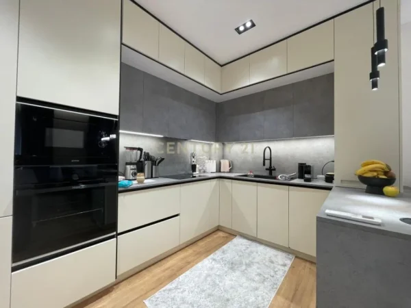 Tirane, shes apartament 2+1+2+PARKIM , 121 m² 350.000 € (Liqeni i Thatë)