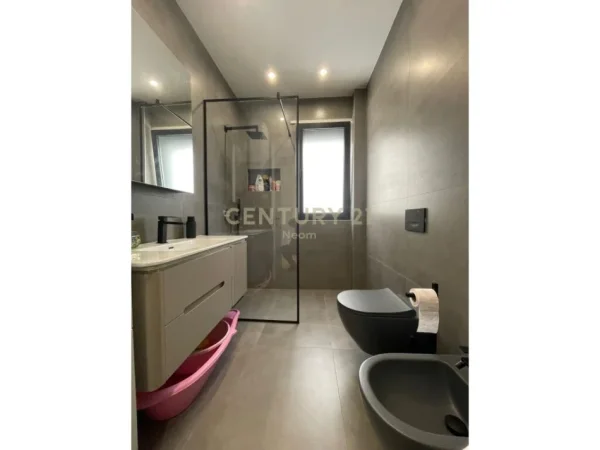 Tirane, shes apartament 2+1+2+PARKIM , 121 m² 350.000 € (Liqeni i Thatë)