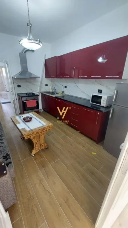 Tirane, jepet me qera ambjent biznesi Kati 3, 120 m² 900 € (MYSLYM SHYRI)