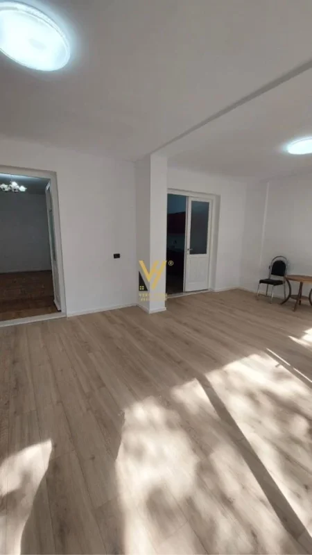 Tirane, jepet me qera ambjent biznesi Kati 3, 120 m² 900 € (MYSLYM SHYRI)