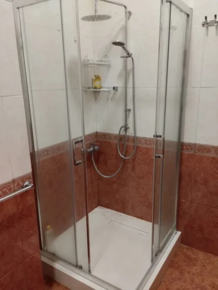 Tirane, jepet me qera apartament 3+1+Ballkon Kati 3, 130 m² 550 € (QYTET STUDENTI)