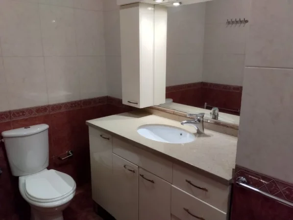 Tirane, jepet me qera apartament 3+1+Ballkon Kati 3, 130 m² 550 € (QYTET STUDENTI)