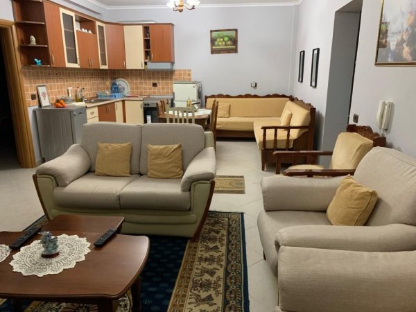 Tirane, jepet me qera apartament 2+1+Aneks+Ballkon Kati 1, 80 m² 600 € (rruga e kavajes)