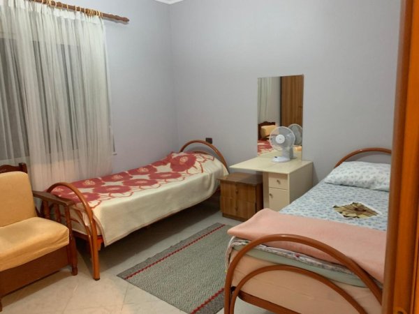 Tirane, jepet me qera apartament 2+1+Aneks+Ballkon Kati 1, 80 m² 600 € (rruga e kavajes)