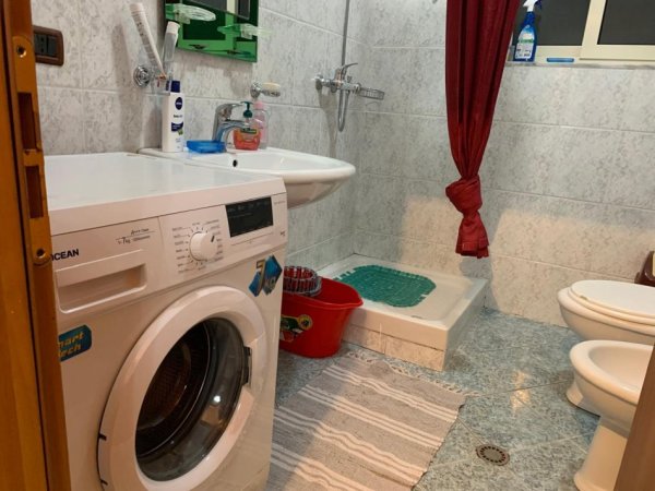 Tirane, jepet me qera apartament 2+1+Aneks+Ballkon Kati 1, 80 m² 600 € (rruga e kavajes)