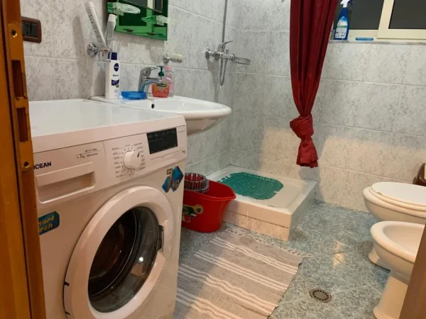 Tirane, jepet me qera apartament 2+1+Aneks+Ballkon Kati 1, 80 m² 600 € (rruga e kavajes)