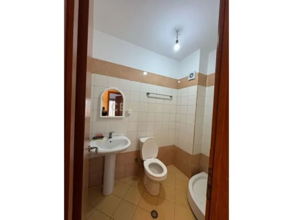 Tirane, jepet me qera apartament 2+1 Kati 3, 100 m² 400 € (Astiri)