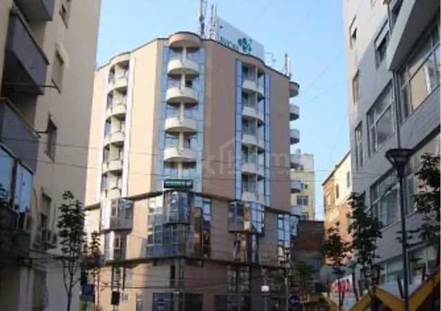 Tirane, jepet me qera ambjent biznesi , 344 m² 4.472 € (Sheshi Wilson)