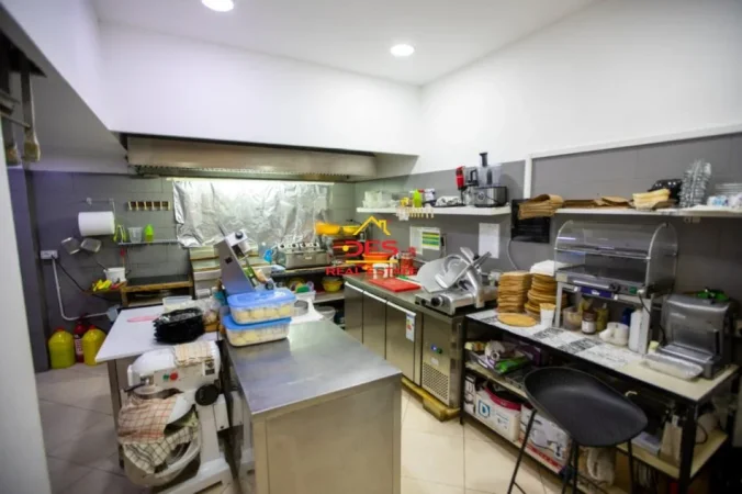 Vlore, shitet bar-resorant Kati 0, 73 m² 60.000 € (Rruga Murat Tërbaçi)