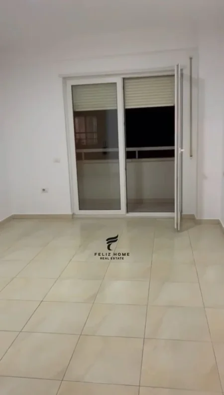 Tirane, jepet me qera apartament 2+1+Ballkon Kati 1, 110 m² 1.000 € (PAZARI I RI)