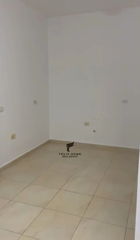 Tirane, jepet me qera apartament 2+1+Ballkon Kati 1, 110 m² 1.000 € (PAZARI I RI)