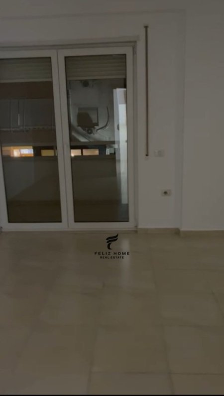Tirane, jepet me qera apartament 2+1+Ballkon Kati 1, 110 m² 1.000 € (PAZARI I RI)