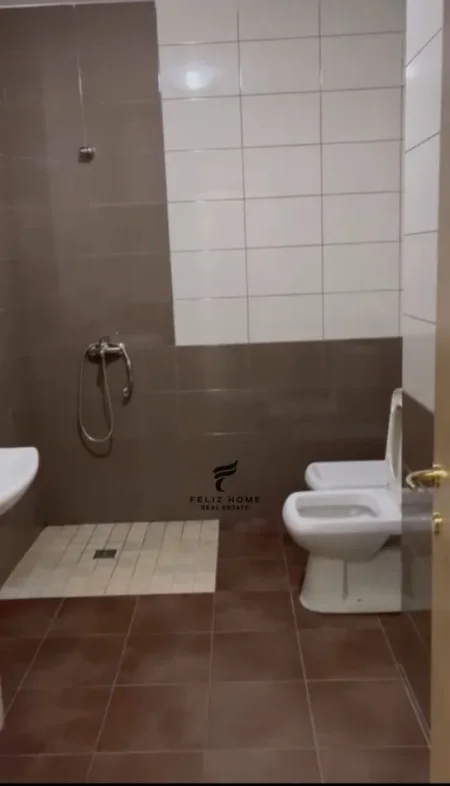 Tirane, jepet me qera apartament 2+1+Ballkon Kati 1, 110 m² 1.000 € (PAZARI I RI)