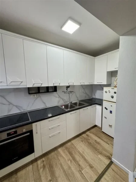 Tirane, jepet me qera apartament 1+1+Ballkon Kati 5, 68 m² 650 € (MYSLYM SHYRI)