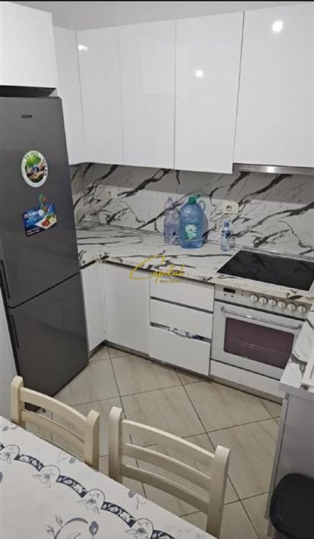 Tirane, jepet me qera apartament 1+1 Kati 3, 65 m² 450 € (ish dogana)