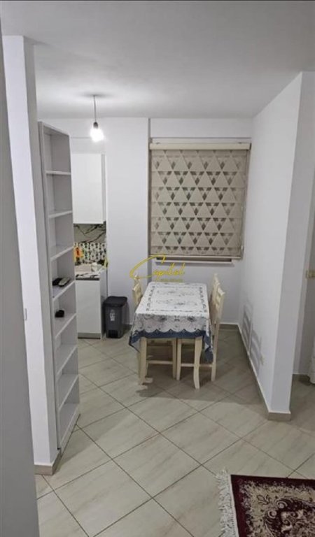 Tirane, jepet me qera apartament 1+1 Kati 3, 65 m² 450 € (ish dogana)