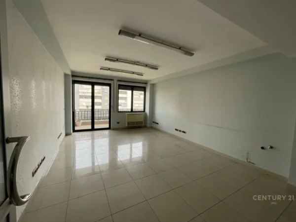 Tirane, jap me qera ambjent biznesi , 300 m² 4.000 € (Kodra e Diellit)