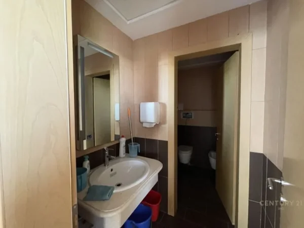 Tirane, jap me qera ambjent biznesi , 300 m² 4.000 € (Kodra e Diellit)