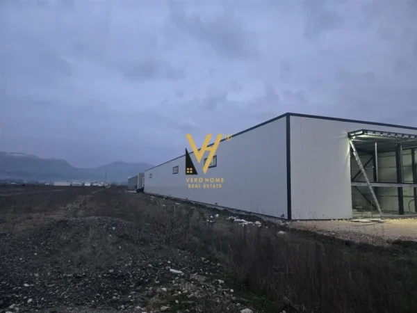 Kruje, jepet me qera magazine Kati 0, 1.100 m² 1.500 € (BUDULL)