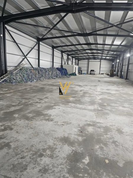 Kruje, jepet me qera magazine Kati 0, 1.100 m² 1.500 € (BUDULL)