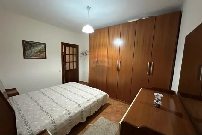 Tirane, jepet me qera apartament 2+1 Kati 4, 105 m² 550 € (Ali Demi)