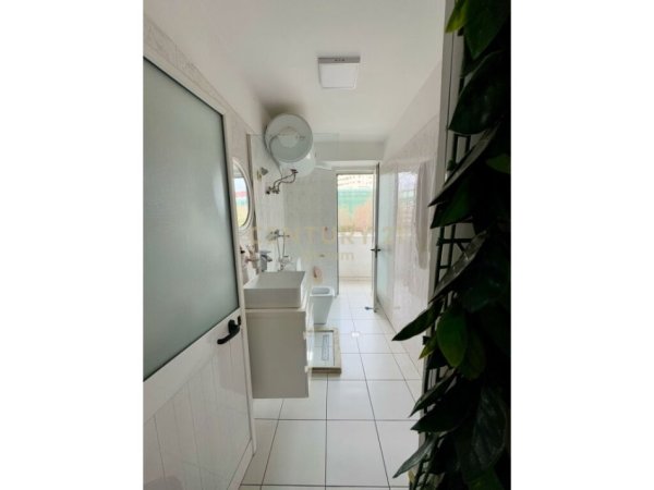 Tirane, jepet me qera ambjent biznesi Kati 2, 68 m² 800 € (Vasil shanto)
