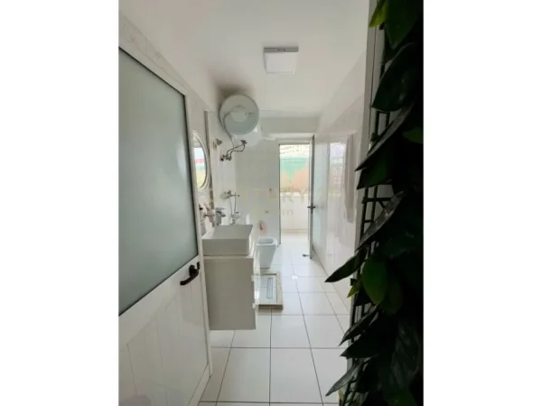 Tirane, jepet me qera ambjent biznesi Kati 2, 68 m² 800 € (Vasil shanto)