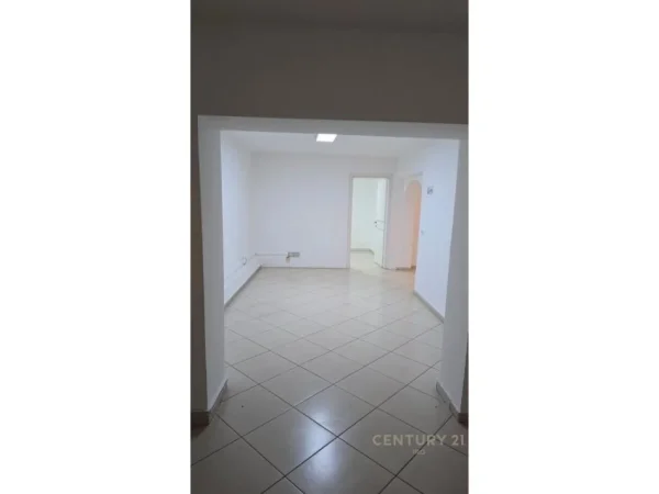 Tirane, jepet me qera ambjent biznesi Kati 1, 88 m² (Myslym Shyri)