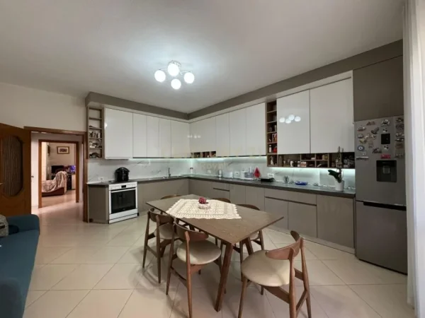 Tirane, jepet me qera ambjent biznesi Kati 3, 315 m² 4.000 € (TEFTA TASHKO-KOCO)