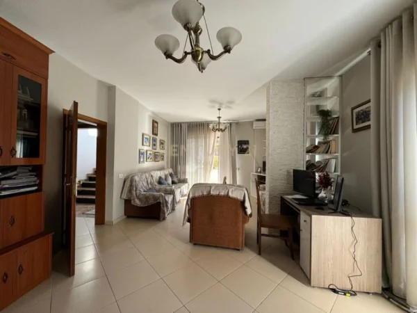 Tirane, jepet me qera ambjent biznesi Kati 3, 315 m² 4.000 € (TEFTA TASHKO-KOCO)