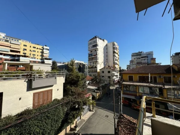 Tirane, jepet me qera ambjent biznesi Kati 3, 315 m² 4.000 € (TEFTA TASHKO-KOCO)