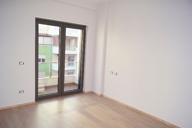 Tirane, jepet me qera zyre Kati 6, 115 m² 800 Euro (Zogu Zi)